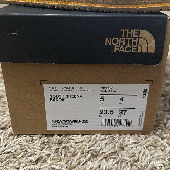 The North Face Skeena sandals. Size 5Y (fit ladies 6.5) new in box - Picture 2 of 3